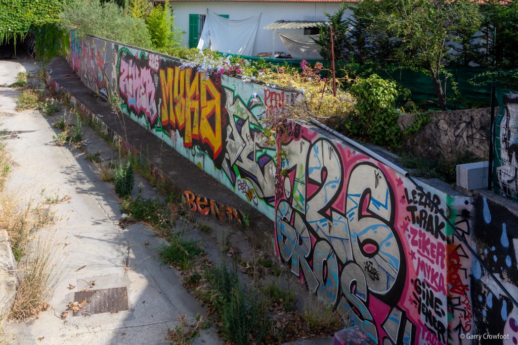 Tag graffiti rue Courbe Antibes