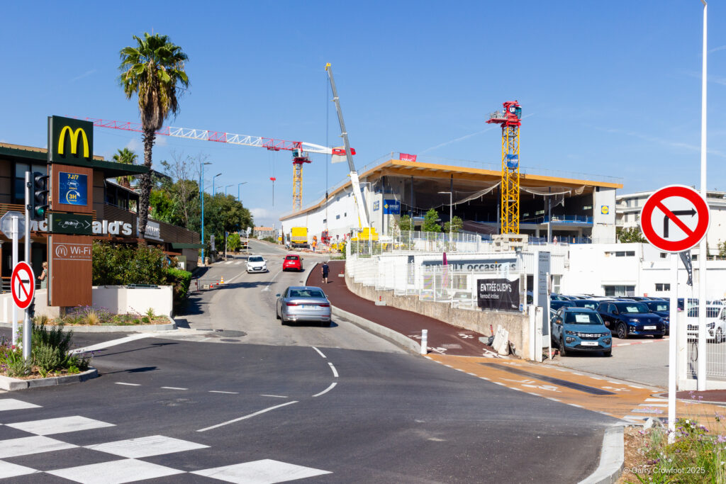 Lidl 2727 chemin de St Claude 06600 Antibes vue de la route de Grasse septembre 2025