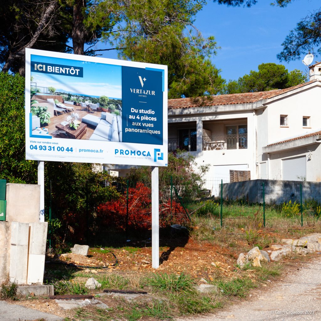 Panneau publicitaire pour Vert Azur immeuble de 50 logements en R+3 chemin des Terriers 06600 Antibes