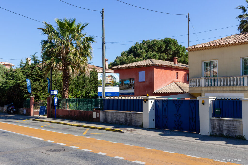 23 avenue de Cannes 06160 Antibes Juan-les-Pins. Blue Juan. Avril 2026. Vue de droite